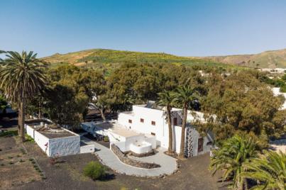 El Cabildo de Lanzarote concede a dos establecimientos turísticos la categoría de hotel emblemático