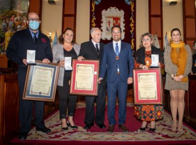 Los Realejos distingue a Isidoro Miguel García Febles, Isabel Miguel Mitre y sus Bomberos Voluntarios