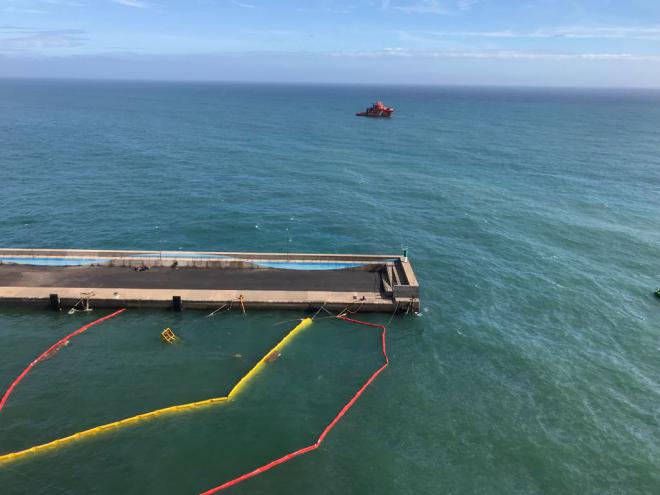 Las barreras de contención colocadas permiten confinar todo el aceite en el interior del Puerto de Gran Tarajal