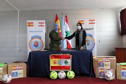 El contingente español desplegado en Líbano entrega material deportivo en un colegio de Kafer Kela
