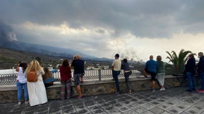 El aumento de visitantes que contemplan la erupción obliga al refuerzo de los controles de las carreteras