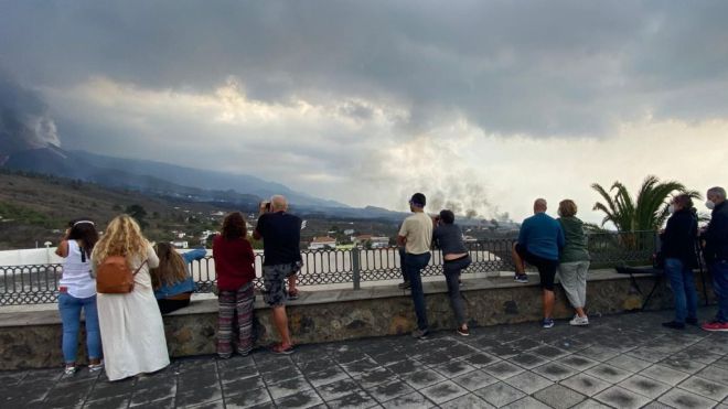 El aumento de visitantes que contemplan la erupción obliga al refuerzo de los controles de las carreteras
