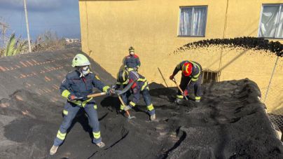 Más de cien bomberos del Consorcio de Tenerife han intervenido en La Palma hasta ahora