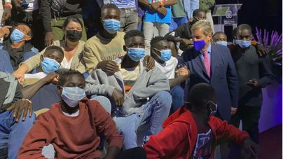 Gabriel Mato destaca a la Villa de Moya como un ejemplo de integración de las personas migrantes