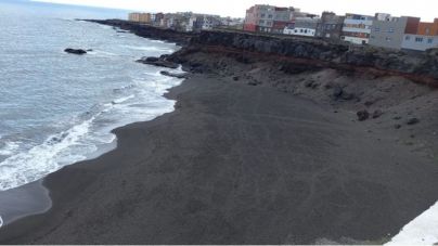 Playas reabre las tres calas que se habían cerrado por la llegada de fuel a la parte norte de la costa de Telde