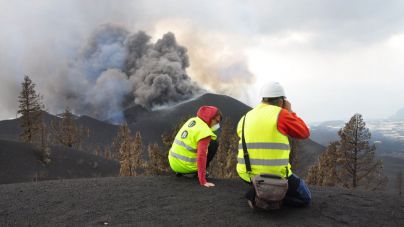 Investigadores del grupo GEOVOL (iUNAT-ULPGC) coordinan una campaña de muestreo en La Palma
