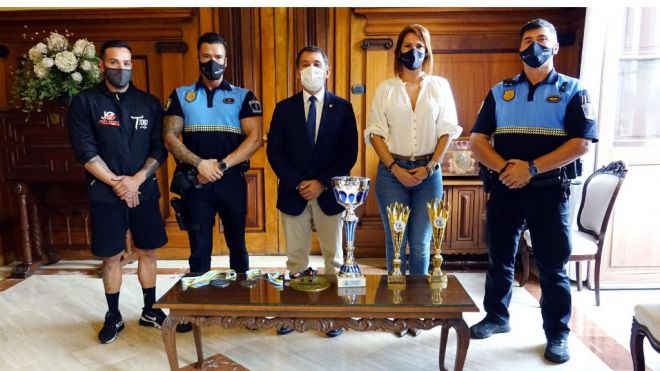 El Ayuntamiento felicita al policía local Francisco Mederos por sus éxitos deportivos