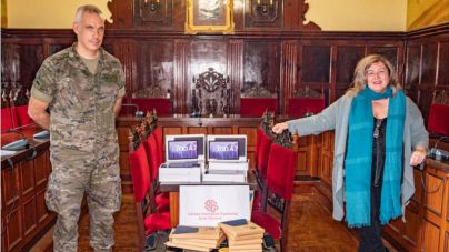 La Brigada Canarias XVI y Cáritas Castrense entrega material informático en apoyo de los afectados por la erupción de Cumbre vieja