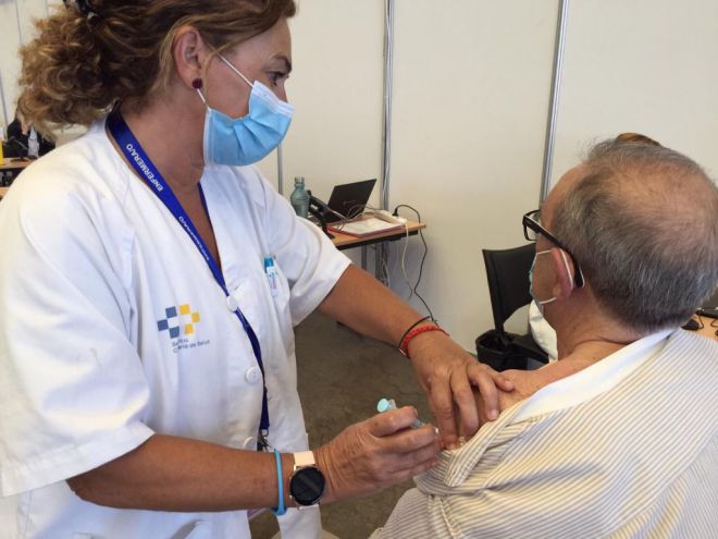 Las personas mayores de 50 años ya pueden pedir cita previa para recibir la dosis de refuerzo contra la COVID-19