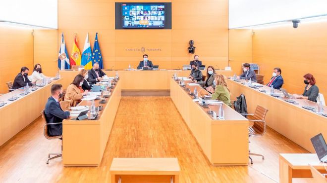 'Arriaga antepone sus intereses al retirar la moción sobre el tren del sur'