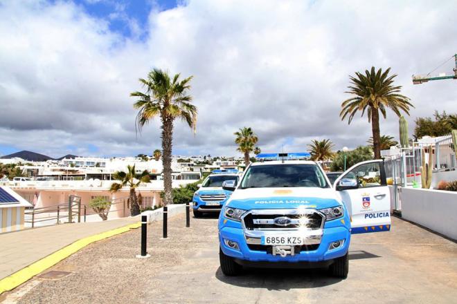 La Policía Local de Tías detiene a dos personas por robar en tres establecimientos comerciales
