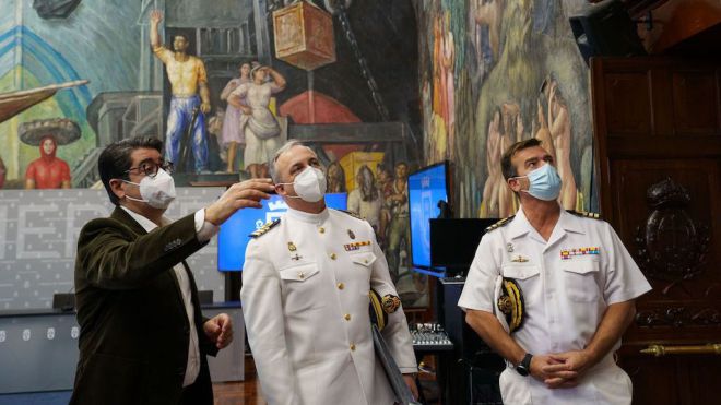 El Cabildo recibe al capitán de la fragata Santa María, en escala en el Puerto de Santa Cruz
