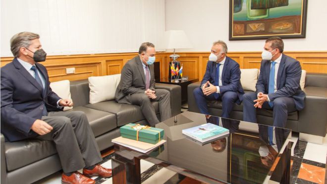 El presidente de Canarias recibe al embajador de Colombia en España