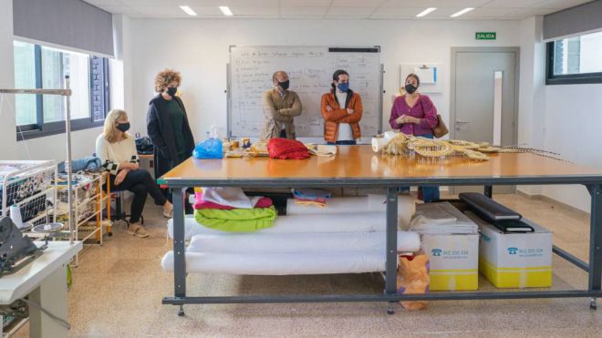 El diseñador Jorge González Santana imparte un taller de Carnaval en “Teje el Porvenir”