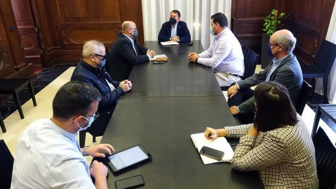 Santa Cruz y la ONCE acuerdan acciones para mejorar la accesibilidad en el municipio