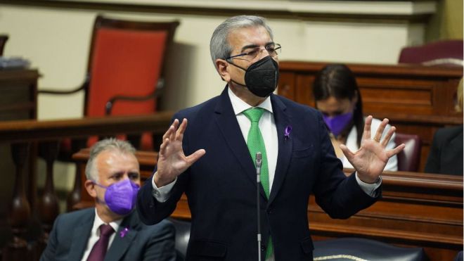 Rodríguez propone al Parlamento canario impulsar una iniciativa legislativa en las Cortes para exigir el reparto de menores migrantes