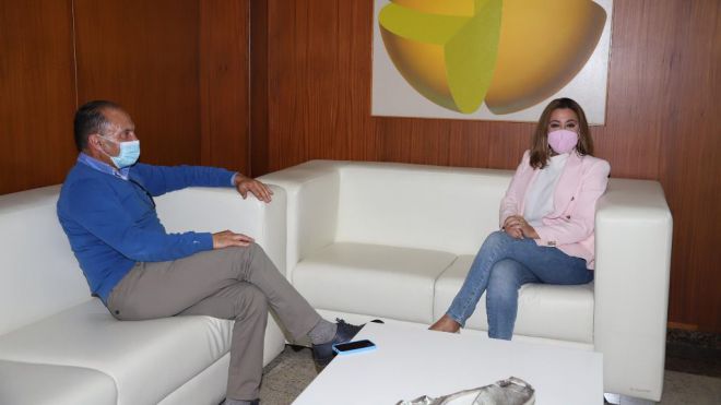 El Cabildo apuesta por un sistema de guaguas lanzaderas desde Tinajo y Yaiza para visitar Montañas del Fuego y descarta el aparcamiento de Chinero