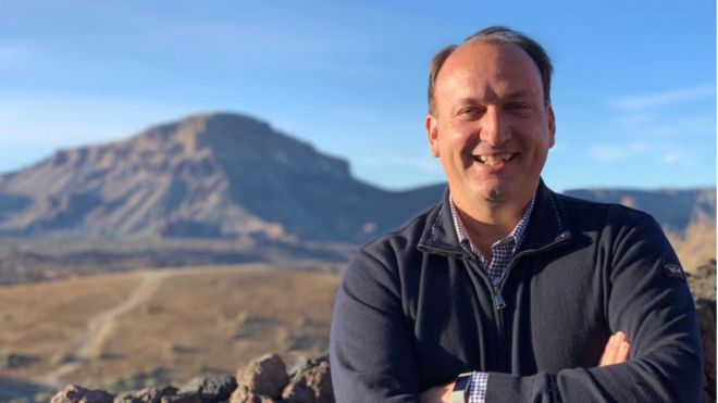 Fernández de la Puente propone a los ayuntamientos que colaboren con los ganaderos en el autoabastecimiento del forraje