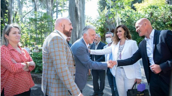 Torres subraya las buenas perspectivas de crecimiento económico para Canarias en su visita a Puerto de la Cruz