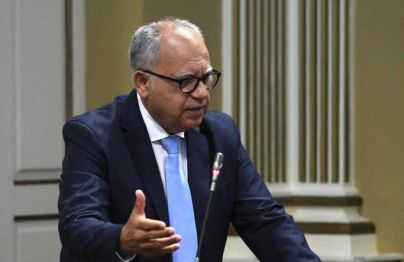 Curbelo defiende una estrategia común de las RUP para que Europa no aplique la tasa al queroseno en el transporte