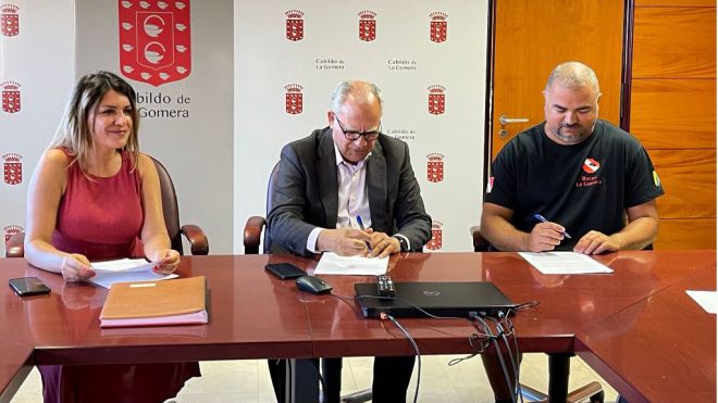 Cabildo y Hupalupa firman un convenio para potenciar la práctica del buceo en la isla