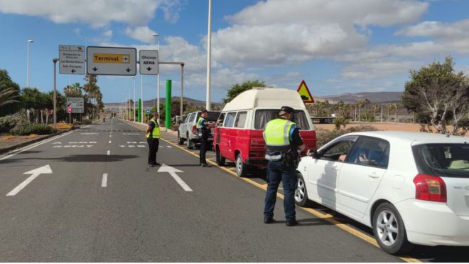La Policía Local realiza controles a vehículos en el Aeropuerto por intrusismo en el sector del taxi
