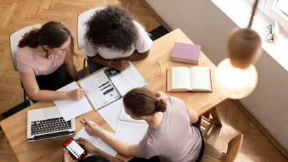 Educación destina 860.000 euros para ayudar a 731 estudiantes universitarios
