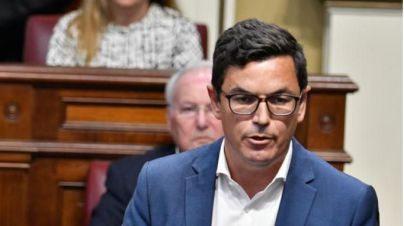 “El presidente Torres imita a Pedro Sánchez haciéndonos creer que las cosas están bien cuando las familias no tienen para terminar el mes”