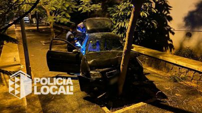 Una patrulla policial los descubrió circulando y realizando maniobras temerarias en una calle de este barrio y no obedecieron las indicaciones de los agentes