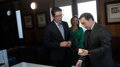 El ministro de Asuntos Exteriores, José Manuel Albares, visita el Cabildo de Tenerife