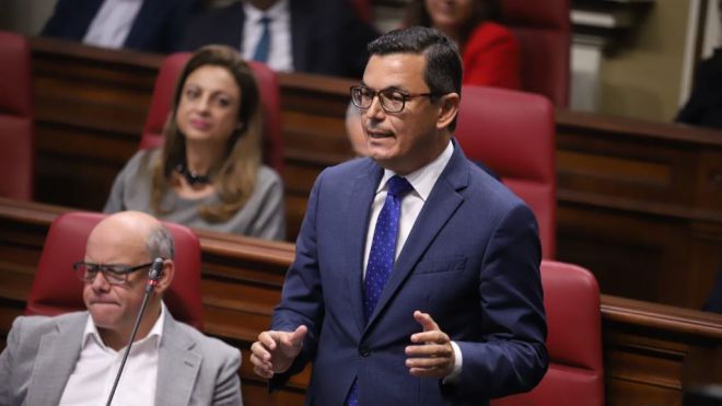 'Parálisis” de Torres ante la subida de los precios de los billetes de avión entre Canarias y la península