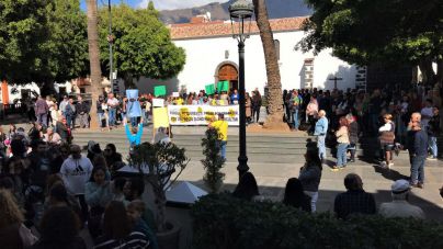 600 plataneros protestan contra los abusivos precios de agua y abonos, y exigen a las cooperativas que ayuden a abaratar los costes