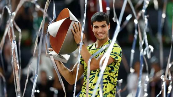 Alcaraz alza el trofeo de campeón en Madrid