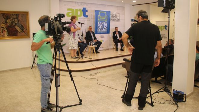 El ciclo de diálogos en vivo ‘Santa Cruz debate’ se cierra con ‘Una isla, un volcán’