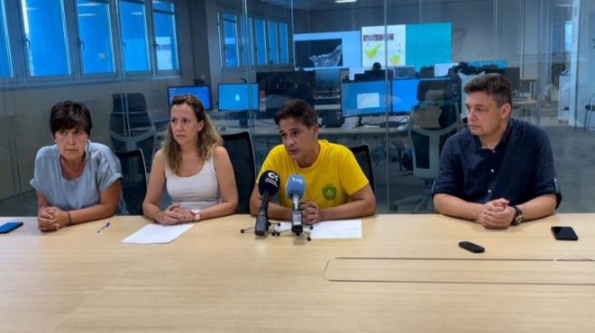 El incendio en Arafo y Candelaria afecta a unas 60 hectáreas de monte bajo