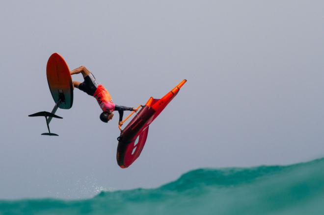 Surf-Freestyle ha comenzado con competidores disfrutando del viento de Sotavento