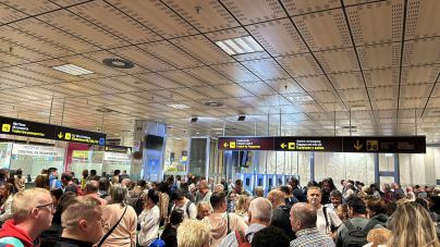Colas en el control de pasaportes y la parada de taxis de Tenerife Sur