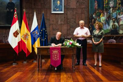 El Cabildo recibe la visita institucional del nuevo Obispo de la Diócesis Nivariense, Eloy Santiago