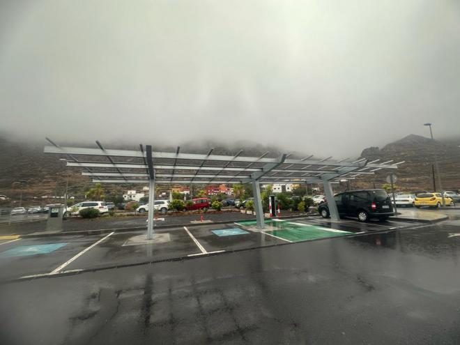 El Cabildo inicia la instalación de puntos de recarga autosuficientes para vehículos
