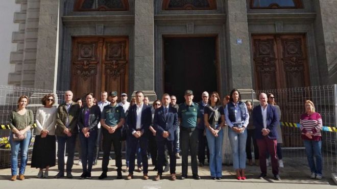 Santa Cruz guarda un minuto de silencio por los guardias civiles asesinados en Barbate