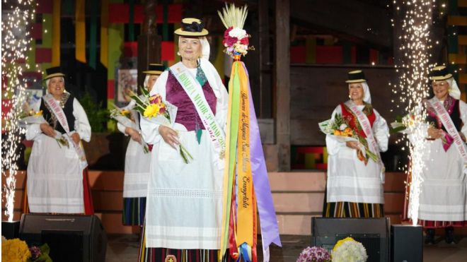 Johana Díaz, Romera Mayor, y Servanda López, Romera de Mayores, de las Fiestas de San Marcos