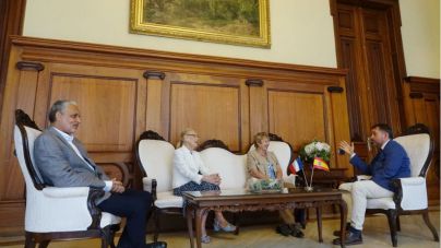 El alcalde de Santa Cruz recibe a la cónsul general de Francia en España