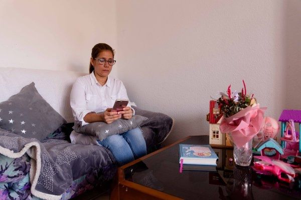 La hija adolescente de Ángela sufrió violencia en el entorno digital por parte de un hombre que la amenazó con publicar fotos suyas sin su consentimiento / Pablo Martí – Diodo Media. 