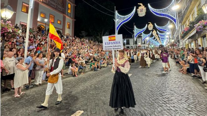 Echentive difunde en La Azores, la musica, los bailes y la rica indumentaria tradicional de la isla de La Palma