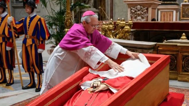 Miles de personas abarrotan la Plaza de San Pedro para despedir al Papa Francisco