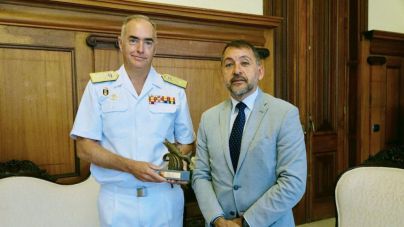 El alcalde recibe al contraalmirante González-Tanago con motivo del DIFAS