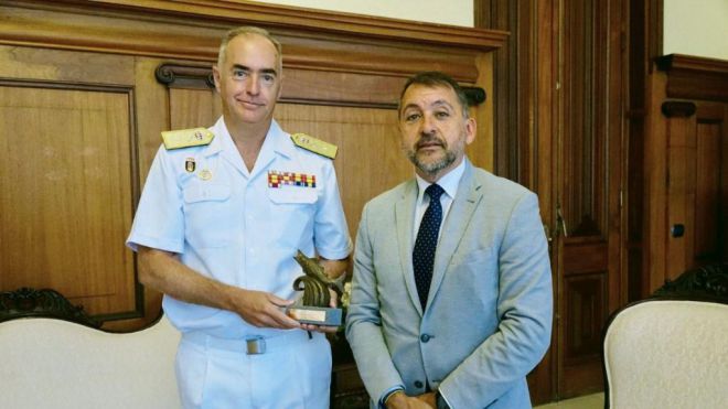 El alcalde recibe al contraalmirante González-Tanago con motivo del DIFAS