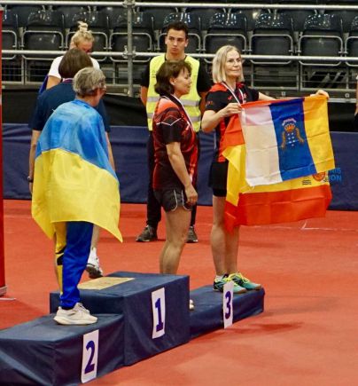 María Vintila, en el podio del Campeonato de Europa de Veteranos de tenis de mesa