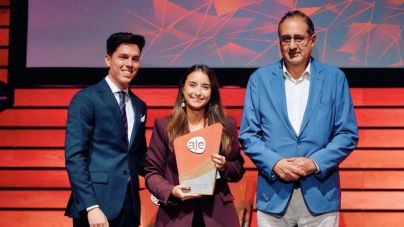 Natalia Triana gana el Premio Under 30 de AJE