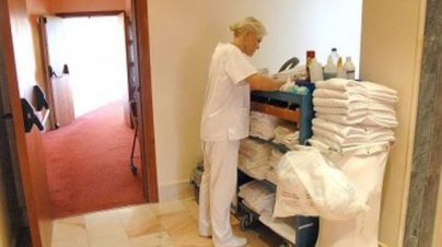 Camareras de piso en España: el 91% son mujeres, el 54% son extranjeras y el 43% son mayores de 45 años